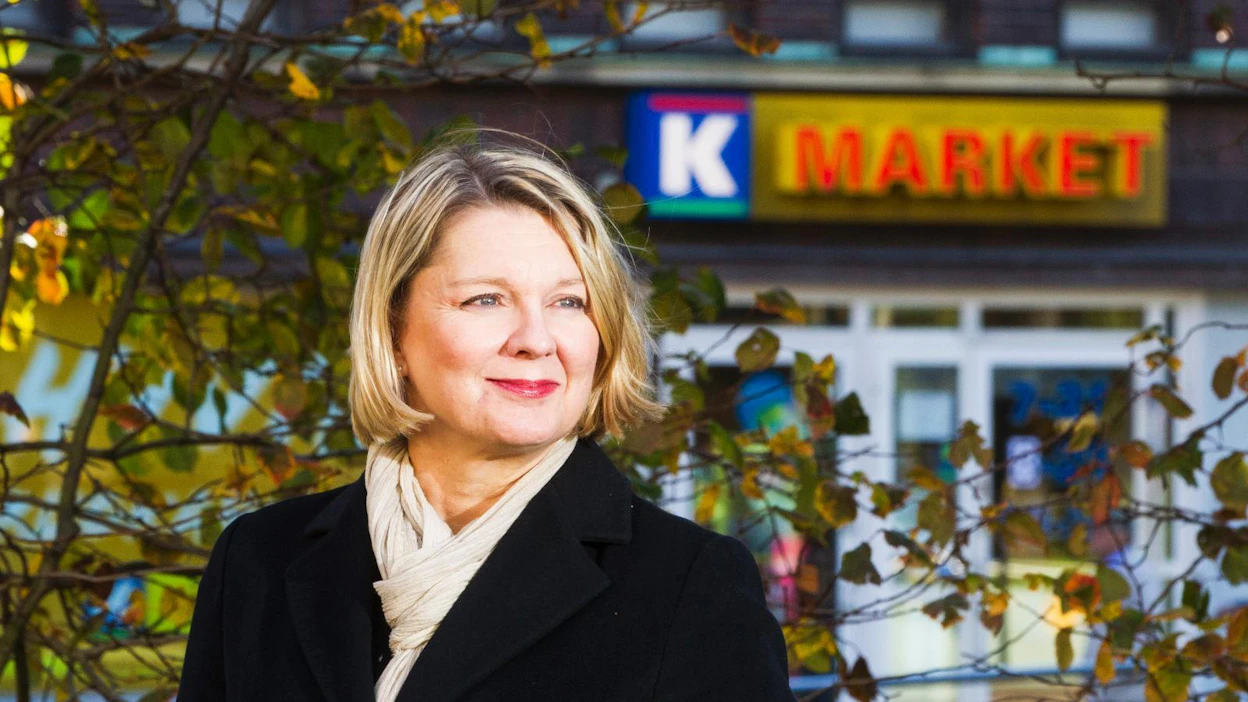 "Perheen sisäiset roolit vaikuttavat siihen, kumpi puolisoista nimetään viralliseksi kauppiaaksi. Itsehän me naiset rajamme laitamme", pohtii K-kauppiasliiton toimitusjohtaja Jaana Hertsberg.