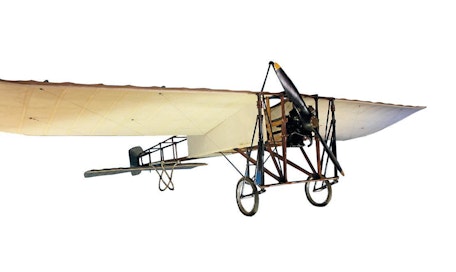 Louis Blériot ylitti yksitasoisella XI-koneellaan Englannin kanaalin v. 1909, lentoon meni aikaa 37 minuuttia. Se oli maailman ensimmäinen lentokoneella tehty suuren vesialueen ylitys ja samalla Euroopan kestävyyslentoennätys. Seuraavaksi Blériot kunnostautui yhtämittaisella Ranskan ylilennolla. Museossa on esillä tarkka kopio Blériotin maineikkaasta XI-koneesta.
