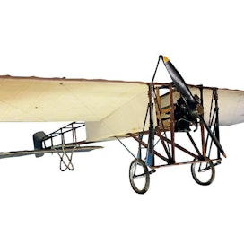 Louis Blériot ylitti yksitasoisella XI-koneellaan Englannin kanaalin v. 1909, lentoon meni aikaa 37 minuuttia. Se oli maailman ensimmäinen lentokoneella tehty suuren vesialueen ylitys ja samalla Euroopan kestävyyslentoennätys. Seuraavaksi Blériot kunnostautui yhtämittaisella Ranskan ylilennolla. Museossa on esillä tarkka kopio Blériotin maineikkaasta XI-koneesta.