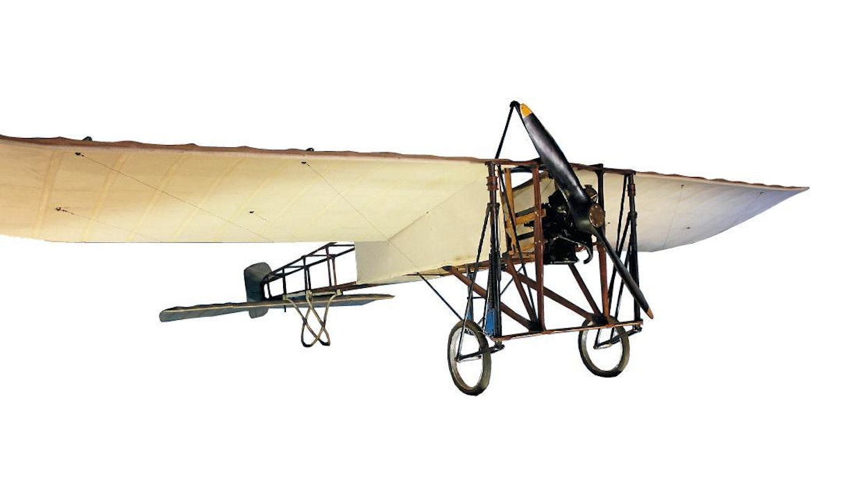 Louis Blériot ylitti yksitasoisella XI-koneellaan Englannin kanaalin v. 1909, lentoon meni aikaa 37 minuuttia. Se oli maailman ensimmäinen lentokoneella tehty suuren vesialueen ylitys ja samalla Euroopan kestävyyslentoennätys. Seuraavaksi Blériot kunnostautui yhtämittaisella Ranskan ylilennolla. Museossa on esillä tarkka kopio Blériotin maineikkaasta XI-koneesta.