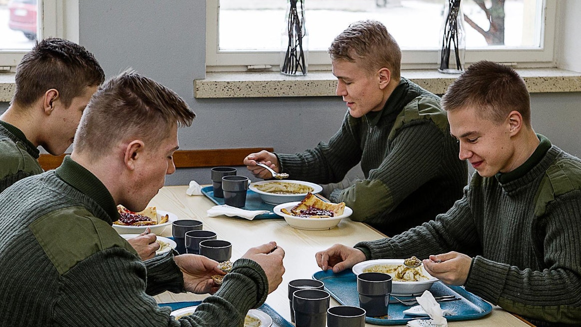 Kaartin jääkärirykmentin varusmiehiä ruokailemassa vuonna 2014.