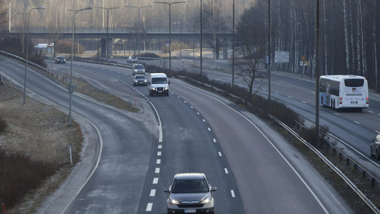 Liikennettä Hämeenlinnanväylällä Etelä-Haagan kohdalla Helsingissä perjantaiaamuna. LEHTIKUVA / MARKKU ULANDER