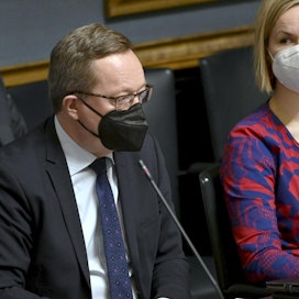Välikysymykseen vastannut elinkeinoministeri Mika Lintilä (kesk.) tähdensi, ettei ilmastotoimista luopuminen ole vaihtoehto. LEHTIKUVA / VESA MOILANEN