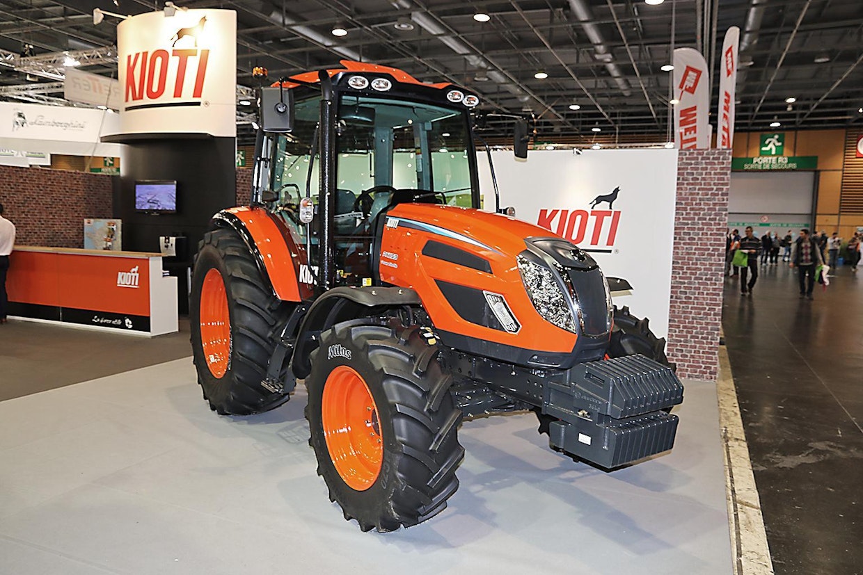 Kioti 1153 PC -traktorin teho on 110 hv/82 kW. Traktorissa on 32-nopeuksinen ja ryöminnällä varustettu suunnanvaihtovaihteisto. Luxus-ohjaamossa on ilmastointi ja lämmityslaite. (UO)
