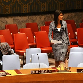 Yhdysvaltain YK-lähettiläs Nikki Haley sanoi turvallisuusneuvoston hätäkokouksessa, että tilanteen ratkaiseminen diplomatian keinoin on mahdollista ainoastaan kovin sanktioiden avulla. LEHTIKUVA/AFP