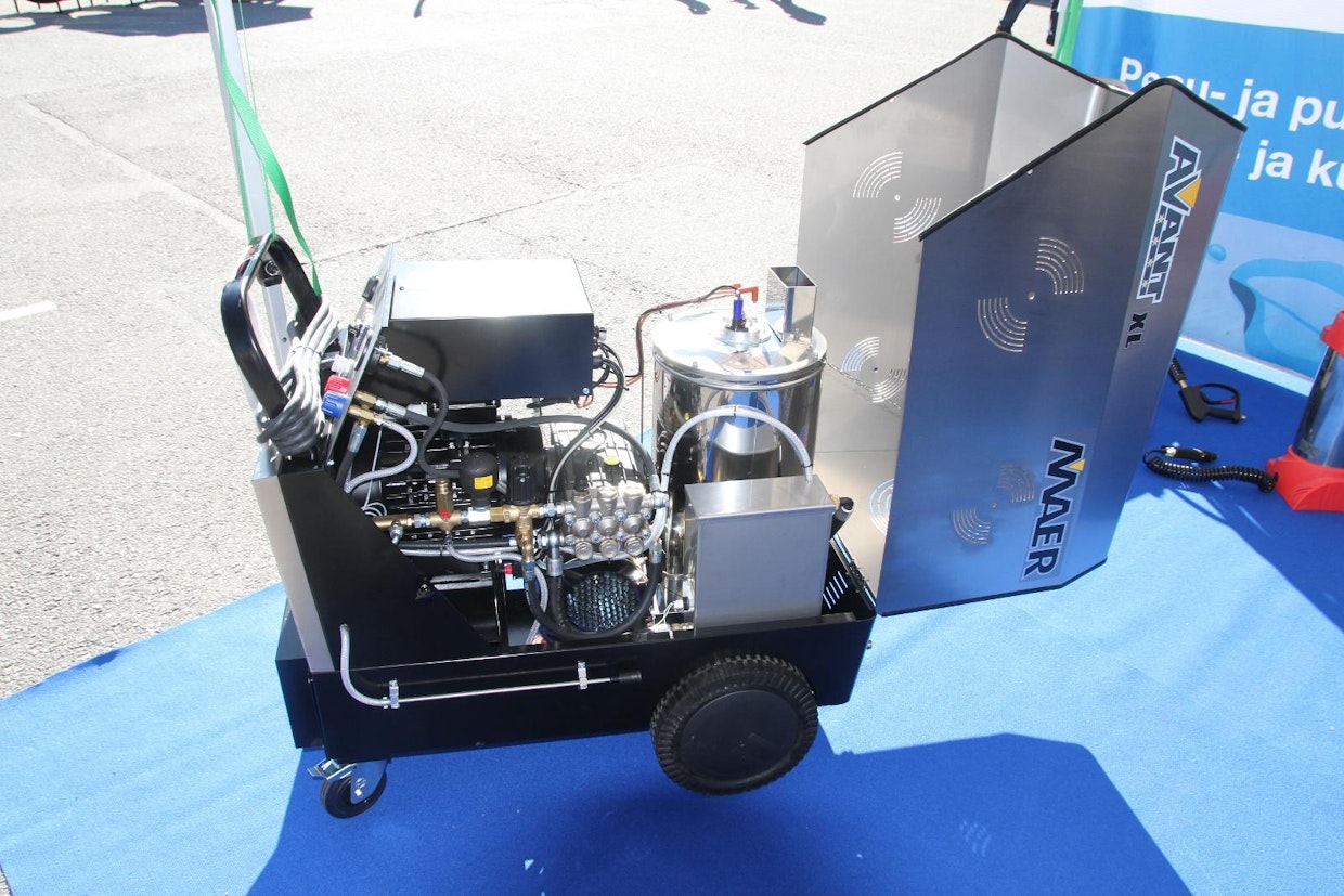 Maer Avant XL -kuumavesipesuri on kokonaan ruostumatonta terästä. Se kehittää 200 barin paineen ja virtaus on 21 litraa minuutissa. Paineellinen lämpötila on 75–78 °C. Puhaltimella on oma moottori ja lämmittimen 3/8” tuplakierukka, polttoaineen varoitusvalo ja polttimen pysäytys. Verollinen hinta on noin 4 390 euroa.