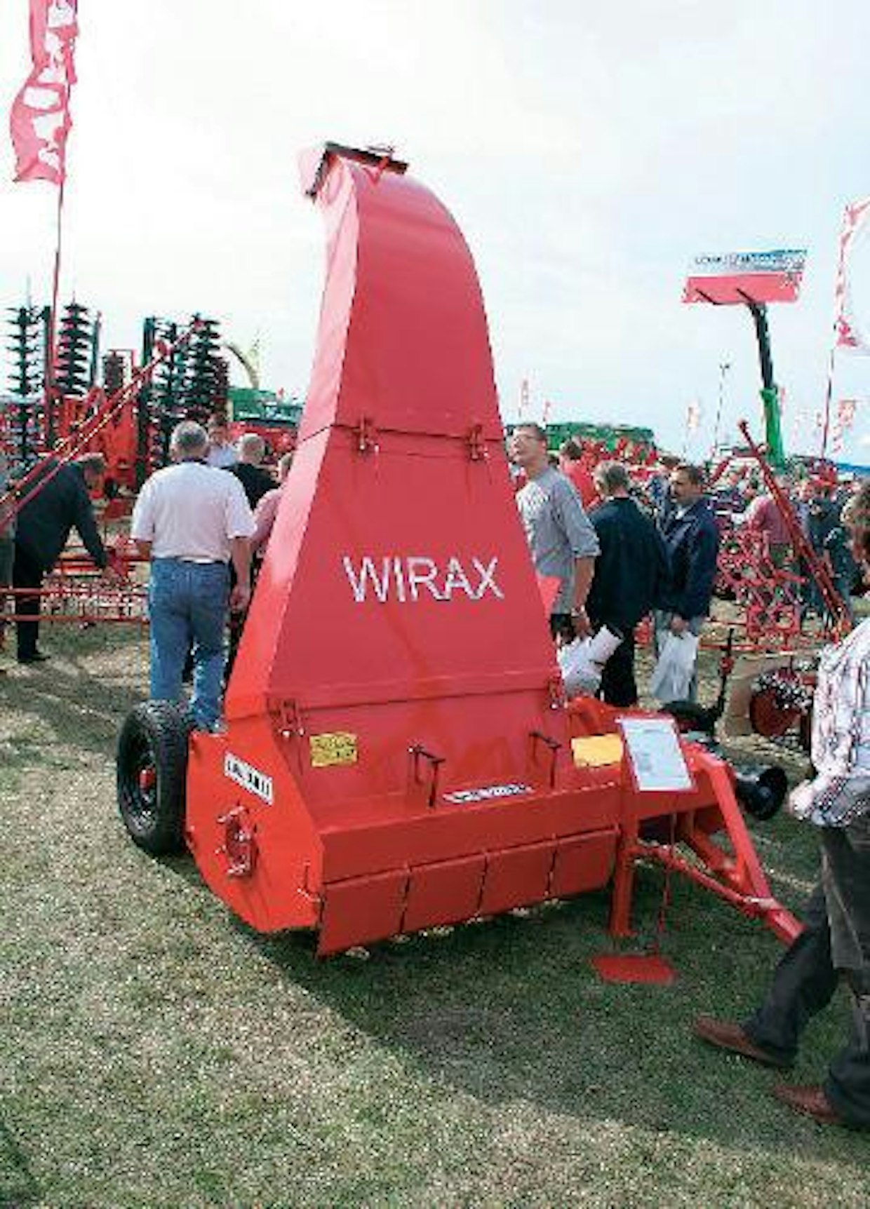 Wirax 125:n kaltaisia laitteita on Suomessa ollut saatavilla joskus 60-luvun alussa. Hinattavan kelasilppurin työleveys on 125 cm, paino 900 kg ja esitteen lupaama työsaavutus 0,45 ha tunnissa. Pari muutakin vastaavanlaista konetta oli näytillä.