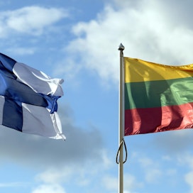 Liettuan kansallispäivänä liputus alkaa aamukahdeksalta ja päättyy auringon laskiessa. LEHTIKUVA / ANTTI AIMO-KOIVISTO