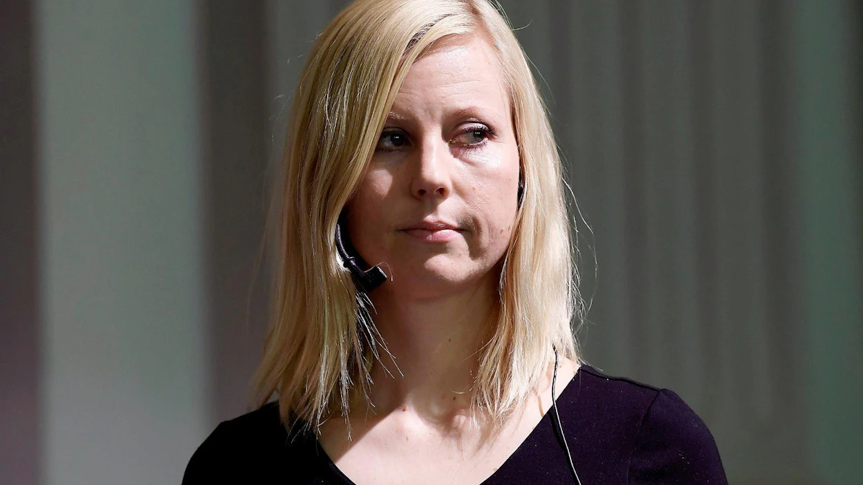Jessikka Aro suosittaa yrityksiä seuraamaan tarkemmin, minkälaisen sisällön yhteydessä niiden mainoksia esiintyy verkossa.