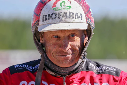 Tapio Perttunen, 62, ohjastaa kuin elämänsä keväässä.