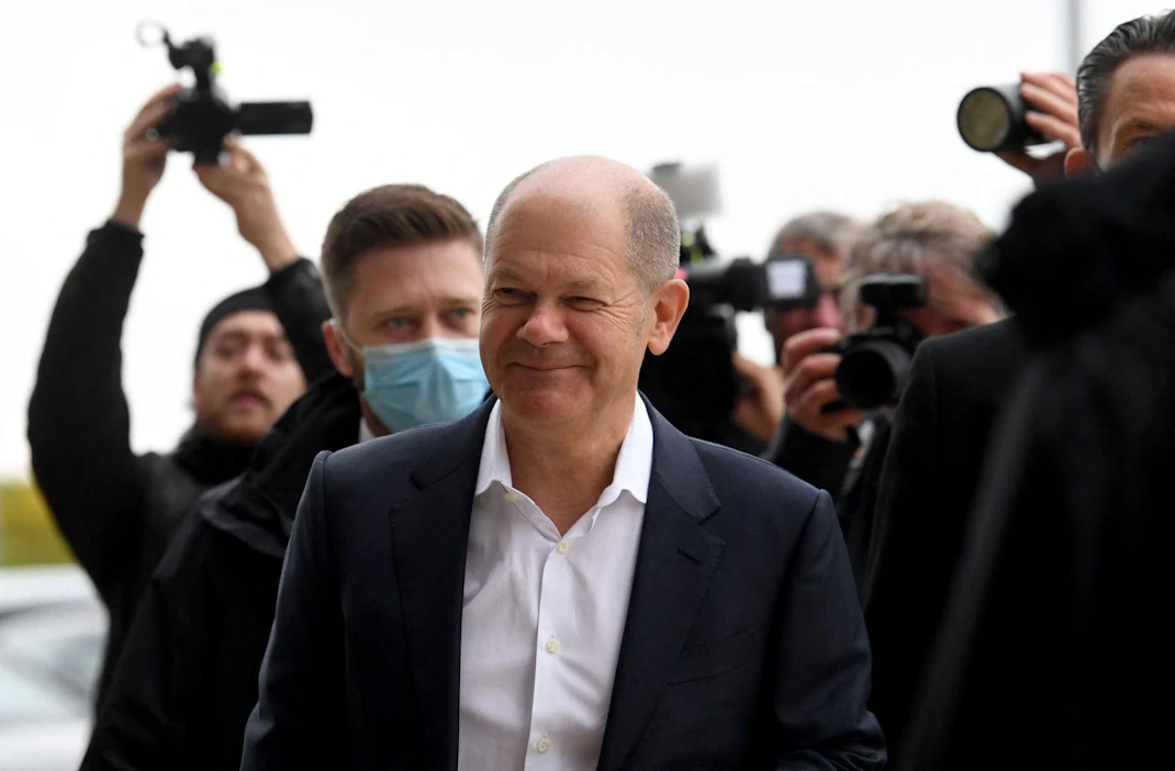 Scholz sanoi puolueiden sopimuksen osoittavan, että edistykseen tähtäävän hallituksen muodostaminen on mahdollista. LEHTIKUVA/AFP