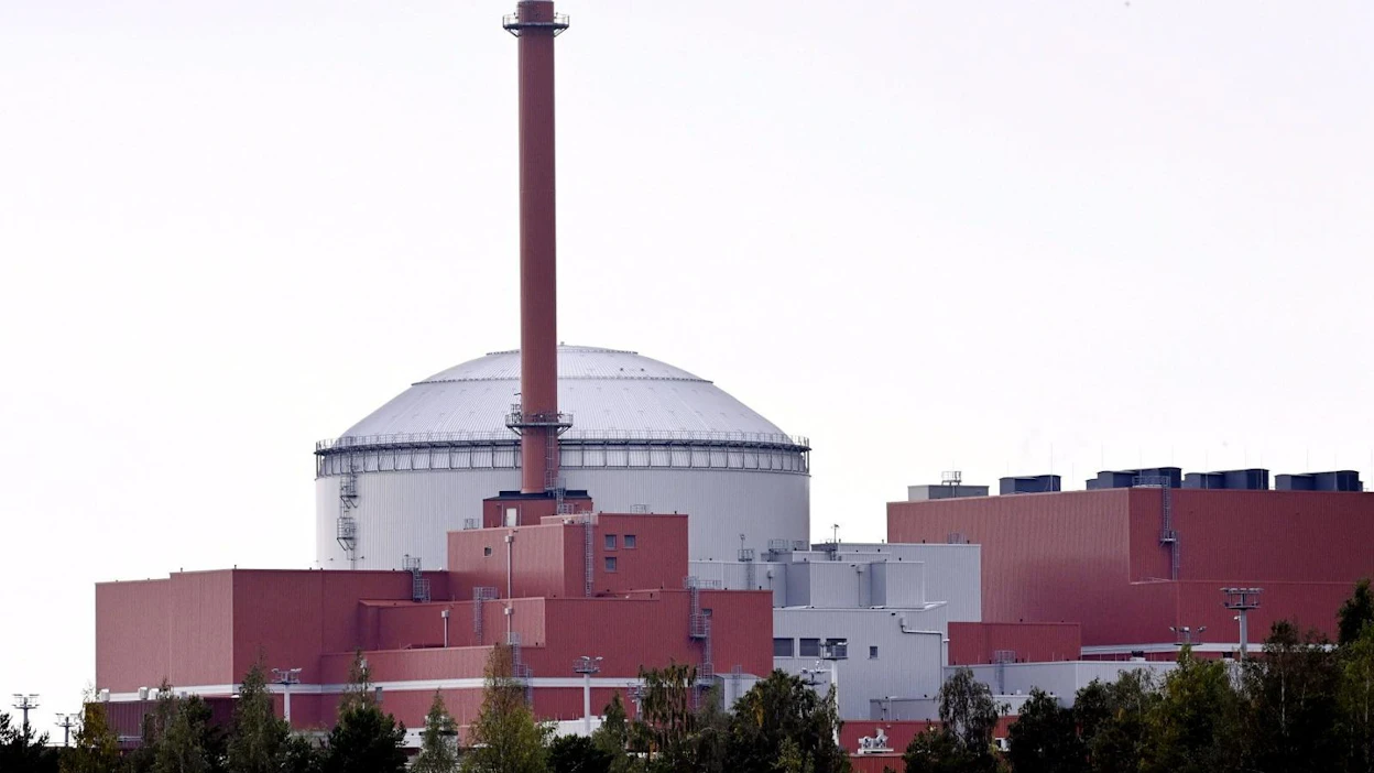 Olkiluoto-3:n on määrä tuottaa sähköä täydellä teholla kesäkuusta lähtien, ellei uusia viivästyksiä ilmene. Alun perin sen piti valmistua vuonna 2009.