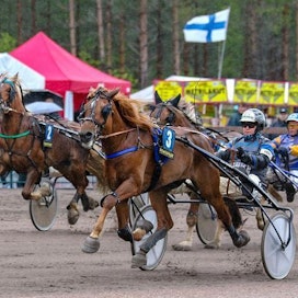 Herra Heinämies voittaa kuvassa Power Parkin radalla Antti Ojanperän ajamana. Torniossa kärryille hyppää Santtu Raitala.