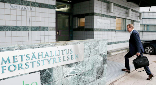 Pentti Hyttinen aloitti Metsähallituksen pääjohtajana 2016. Nimityksen esitellyt ministeri Kimmo Tiilikainen (kesk.) nosti Hyttisen paikalle Esa Härmälän tilalle.