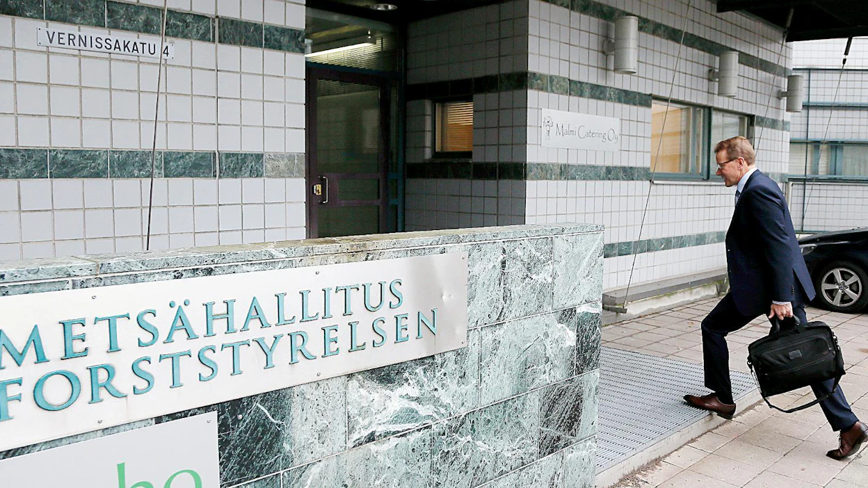 Pentti Hyttinen aloitti Metsähallituksen pääjohtajana 2016. Nimityksen esitellyt ministeri Kimmo Tiilikainen (kesk.) nosti Hyttisen paikalle Esa Härmälän tilalle.