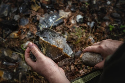 Vanhapiha opettaa työkseen perinnetaitoja. Hän parkitsee nahkaa, tekee sarvi- ja luutöitä ja iskee kiveä.