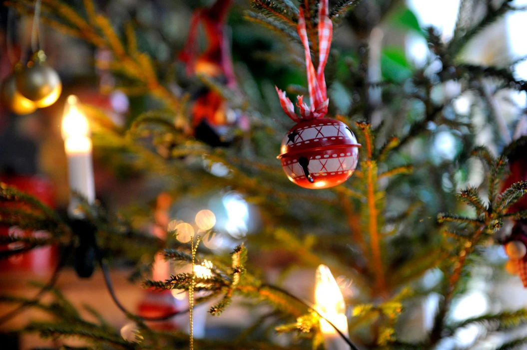 Suomalaiset eivät ole halukkaita korvaamaan joulukuusta esimerkiksi joulumännyllä. Se sai nimittäin enemmän inhokkiääniä kuin muovikuusi.