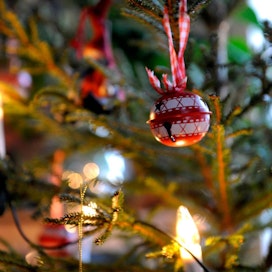 Suomalaiset eivät ole halukkaita korvaamaan joulukuusta esimerkiksi joulumännyllä. Se sai nimittäin enemmän inhokkiääniä kuin muovikuusi.