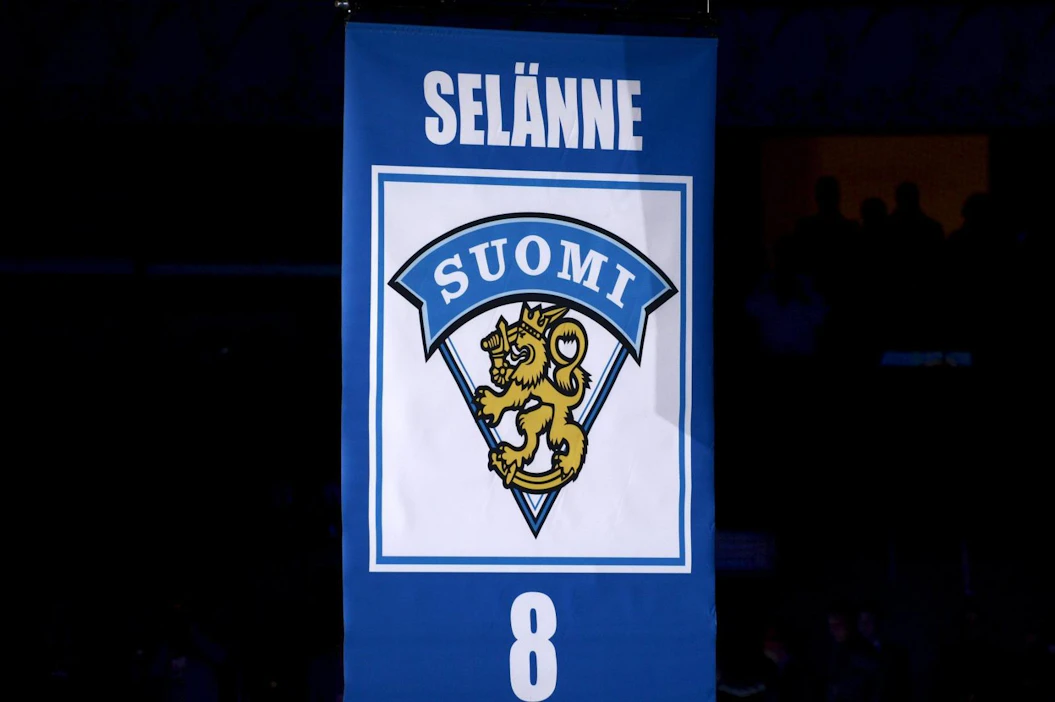 Jääkiekkolegenda Teemu Selänteen jäädytetty pelipaita Hartwall Arenassa joulukuussa 2015. LEHTIKUVA / HEIKKI SAUKKOMAA