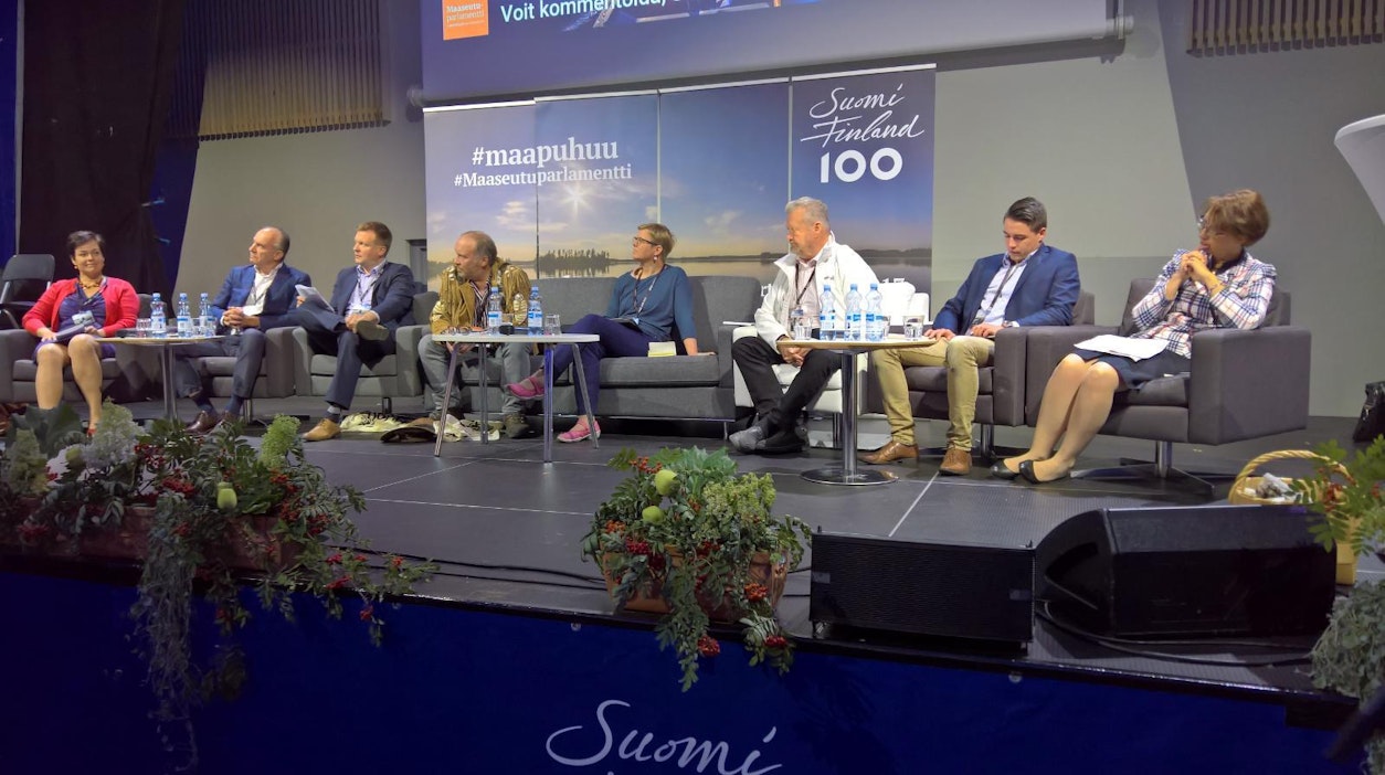 Maaseutuparlamentin puoluetenttiin osallistui edustaja kahdeksasta puolueesta.