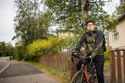 Sysmästä kotoisin oleva Teemu Nikki on hiljan muuttanut Helsinkiin ja kulkee töihin polkupyörällä.