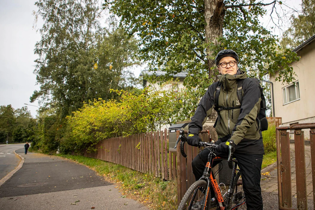 Sysmästä kotoisin oleva Teemu Nikki on hiljan muuttanut Helsinkiin ja kulkee töihin polkupyörällä.