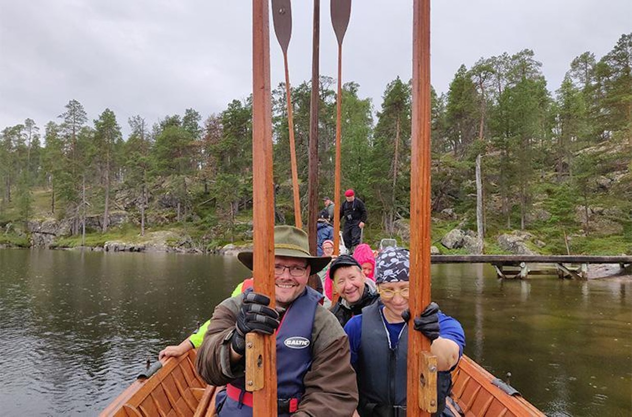 Airot ylös, perillä ollaan! Kohta alkaa leirin pystytys Inarijärven Ukonselällä sijaitsevassa Suovasaaressa.
