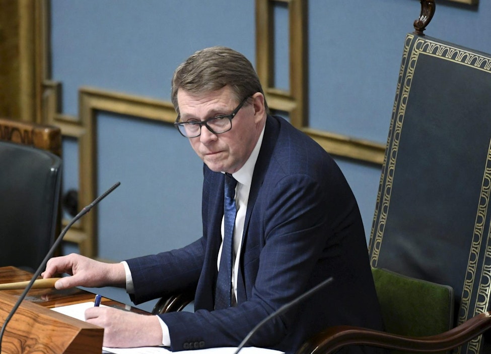 Matti Vanhanen eduskunnan suullisella kyselytunnilla huhtikuussa 2020. LEHTIKUVA / Heikki Saukkomaa