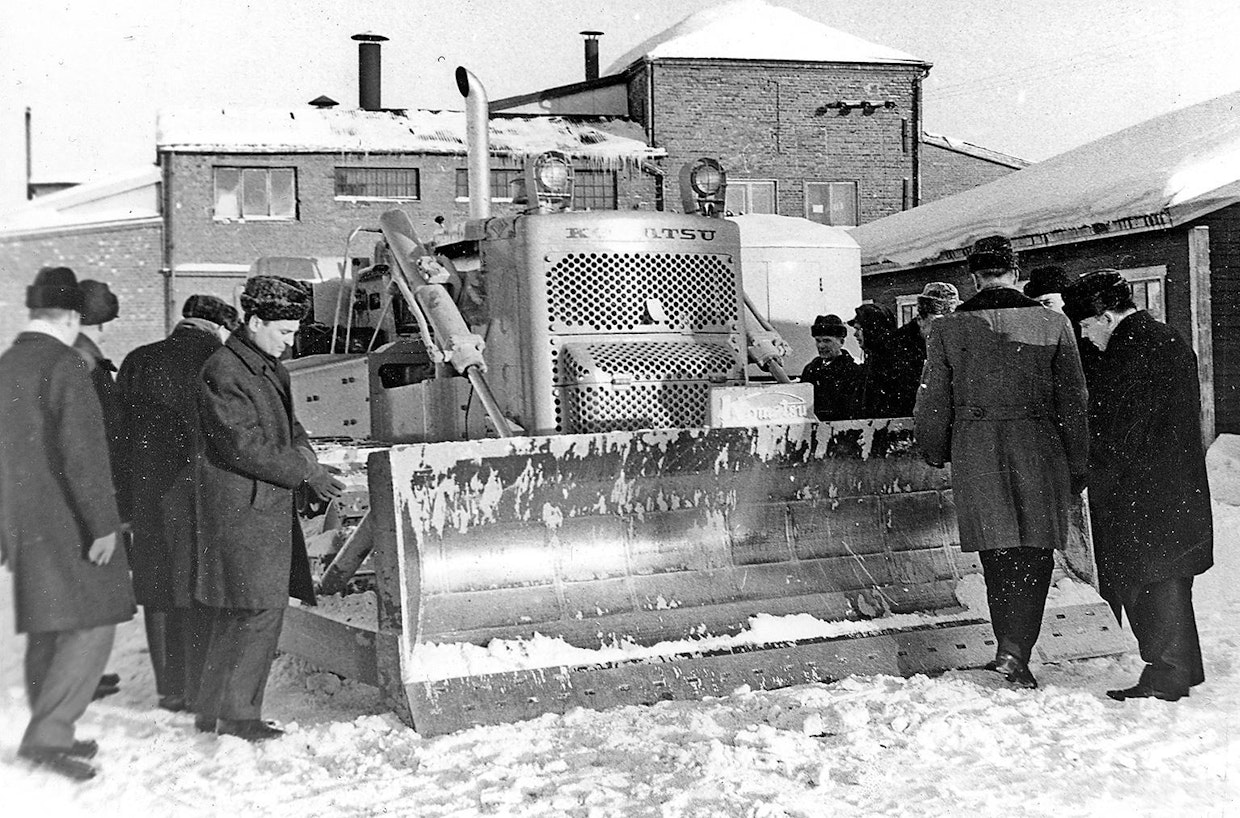 Maansiirto-lehti julkaisi numerossa 1/1966 uutisen, jossa kerrottiin ensimmäisten Komatsu-maansiirtokoneiden saapumisesta maahan. Ensimmäisten koneiden kerrottiin olleen D60- ja D80-malleja, joista ensin mainittu painoi 14 tonnia ja jälkimmäinen 19 tonnia. Moottoreina oli Komatsun lisenssillä valmistamat Cumminsit. Ohjaamot tultaisiin valmistamaan Fiskarsin omistamalla Porvoon konepajalla. Uutisen yhteydessä oli oheinen kuva, joka oli otettu Porvoon konepajan pihalla.