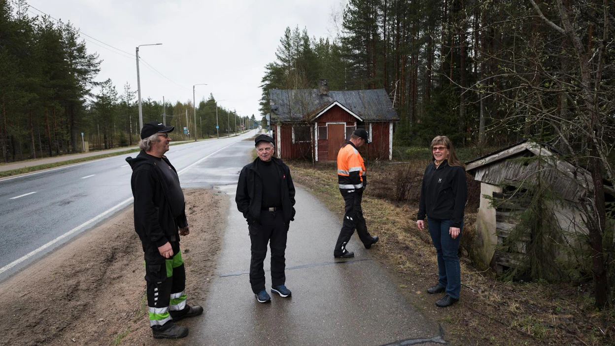 Lähellä Kuivaniemen entistä kuntakeskusta sijaitsee ränsistynyt mökki, jonka omistajia ei ole enää elossa. Iin kunnan pitäisi huolehtia purkukuntoinen ja lapsille vaarallinen rakennus pois, vaativat Kuivaniemen yrittäjien hallituksen jäsenet Ari Kaakkuriniemi, Matti Kumpulainen, Jukka-Pekka Miettunen ja Arja Honkamaa.