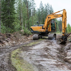 Metsänomistajat ja toimijat voivat jättää jo toukokuussa metsätiehankkeiden Kemera-tukihakemuksia Metsäkeskukseen ja saada töihin korotettua tukea.