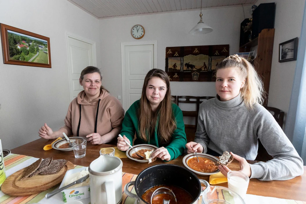 Vita Sudarenko (kuvassa vasemmalla), Julia Sudarenko ja Varpu Aho söivät viime perjantaina ukrainalaista borssikeittoa Ahon kotitilalla Pälkäneellä. Sudarenkot toivovat löytävänsä Suomesta pian töitä.