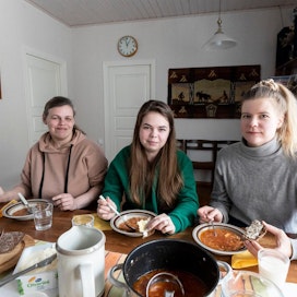 Vita Sudarenko (kuvassa vasemmalla), Julia Sudarenko ja Varpu Aho söivät viime perjantaina ukrainalaista borssikeittoa Ahon kotitilalla Pälkäneellä. Sudarenkot toivovat löytävänsä Suomesta pian töitä.