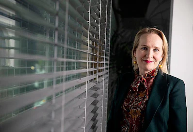 Teknologiateollisuuden työmarkkinajohtaja Minna Helle neuvottelee palkoista ja harrastaa kotiloissa pöytätennistä.
