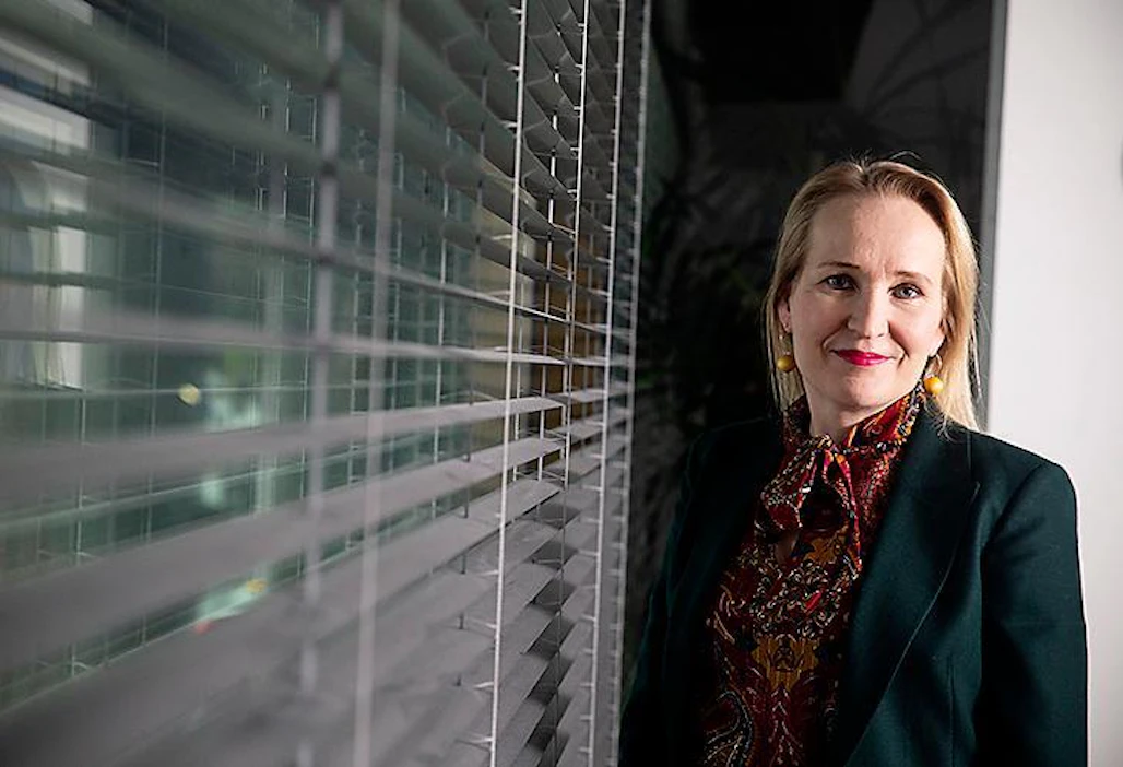 Teknologiateollisuuden työmarkkinajohtaja Minna Helle neuvottelee palkoista ja harrastaa kotiloissa pöytätennistä.