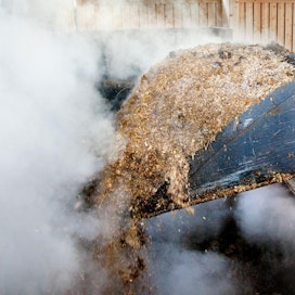 Lannanpolttamisesta keskusteltiin pitkään, kunnes Suomi sai luvan EU:sta 2017. Hevosenlanta on EU:ssa luokiteltu jätteeksi. Sen vuoksi sen polttamista koskevat tiukat säännöt.