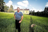 Juhana Jalkanen on pitkän linjan MTK-toimija. ”1980-luvun puolivälissä minut valittiin paikallisen tuottajayhdistyksen johtokuntaan.” Etualalla Kiisa-koira.