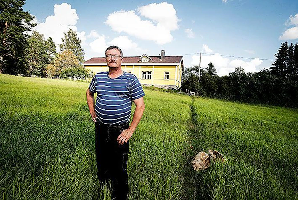 Juhana Jalkanen on pitkän linjan MTK-toimija. ”1980-luvun puolivälissä minut valittiin paikallisen tuottajayhdistyksen johtokuntaan.” Etualalla Kiisa-koira.