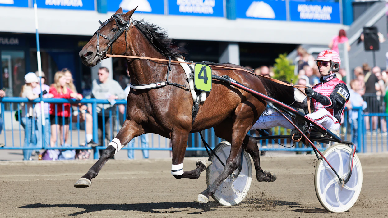 Endless Story antoi Kaustisella näytön vireestään Jixy-ajossa ja sai kutsun Tammavaltikkaan. Kaustisella rattailla oli arkistokuvan tapaan Santtu Raitala.