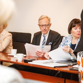 Yleisradion hallituksen puheenjohtaja Thomas Wilhelmsson ja yhtiön talousjohtaja Maisa Hyrkkäinen tarkastivat kokousasiakirjoja ennen yhtiökokouksen alkua.