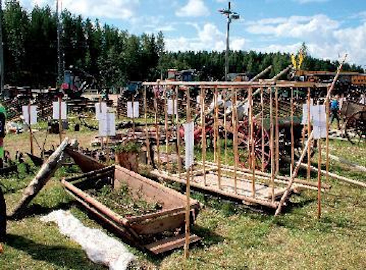 Pyörä on n. 6000 vuotta vanha keksintö, mutta hevosvetoisessa maataloudessa se yleistyi vasta viime vuosisadalla. Sitä ennen erilaisia rekiä käytettiin ympärivuotisesti kaikkiin tilan sisäisiin siirtoajoihin, rattaita tarvittiin vain pitkiin maantiekuljetuksiin. Suomen Työhevosseura esitteli Kuopiossa kattavan valikoiman hevoskaluja. Kuopio