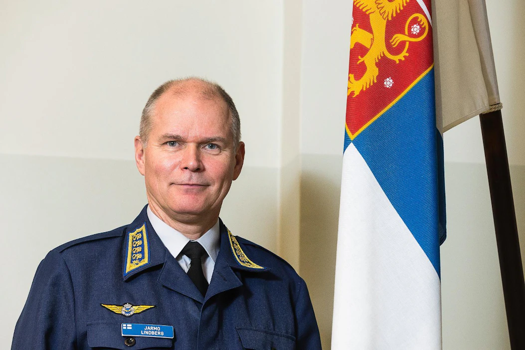 Kenraali Jarmo Lindberg kiinnittää huomion kotimaisen energian riittävyyteen sekä tietojärjestelmien ylläpitoon. Niihin liittyviä riskejä ei hänen mukaansa tiedosteta riittävästi puhuttaessa perinteisestä huoltovarmuudesta.