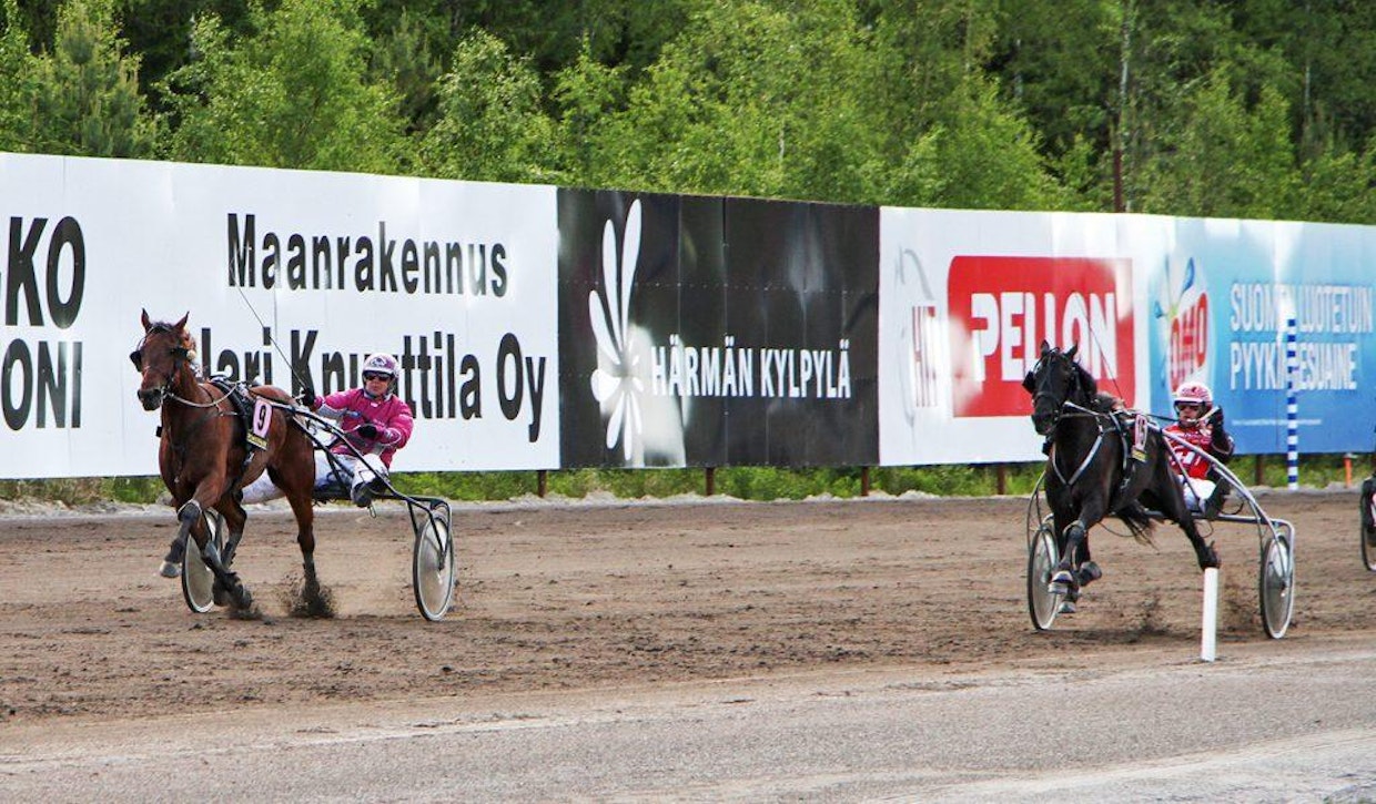 Antti Teivaisen ajama Quick Petrol kurkotti takasuoran ryhmän kärkeen ja koko tuplavolttilähdön voittoon ajalla 16,4. Kuva: Miika Lähdeniemi