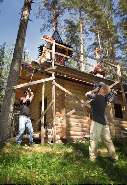 Markku Tissarinen on kuvannut rakentamisen kaikki vaiheet. Juhat Taskinen ja Saunisto nostavat kelloa paikoilleen. Kuvat: Riitta Mustonen