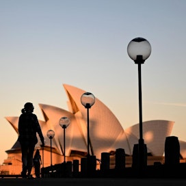 Ilta-aurinko valaisi Sydneyn kuuluisan oopperatalon. Lehtikuva/AFP