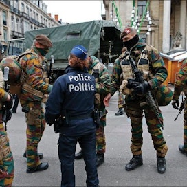 Brysselin keskustassa oli tiistaina tavallisten ihmisten sijaan ruuhkaa poliiseista ja sotilaista. Kaupat saattavat lopulta saada korvauksia menetetyistä tuloista. Benoit Tessier/Lehtikuva