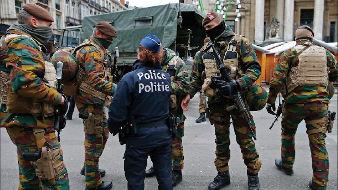Brysselin keskustassa oli tiistaina tavallisten ihmisten sijaan ruuhkaa poliiseista ja sotilaista. Kaupat saattavat lopulta saada korvauksia menetetyistä tuloista. Benoit Tessier/Lehtikuva