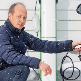Joensuulainen Ari Pikkarainen vaihtoi syksyllä pörssisähkön määräaikaiseen kiinteään sähkösopimukseen. Työssään hän kouluttaa muun muassa sähköautomekaanikkoja. Ala on suuressa murroksessa akkujen ja autojen kehittyessä, autojen akkuja voidaan käyttää niiden yleistyessä jopa valtakunnallisena sähkövarastona.