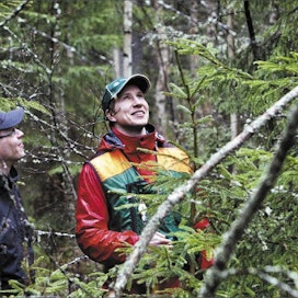 Sune Baarman (vas.) sai kuukausi sitten haltuunsa metsätilan, jossa metsätaloustarkastaja Fredrik Adamsson neuvoo tekemään kiireesti taimikon raivauksen. Kari Salonen