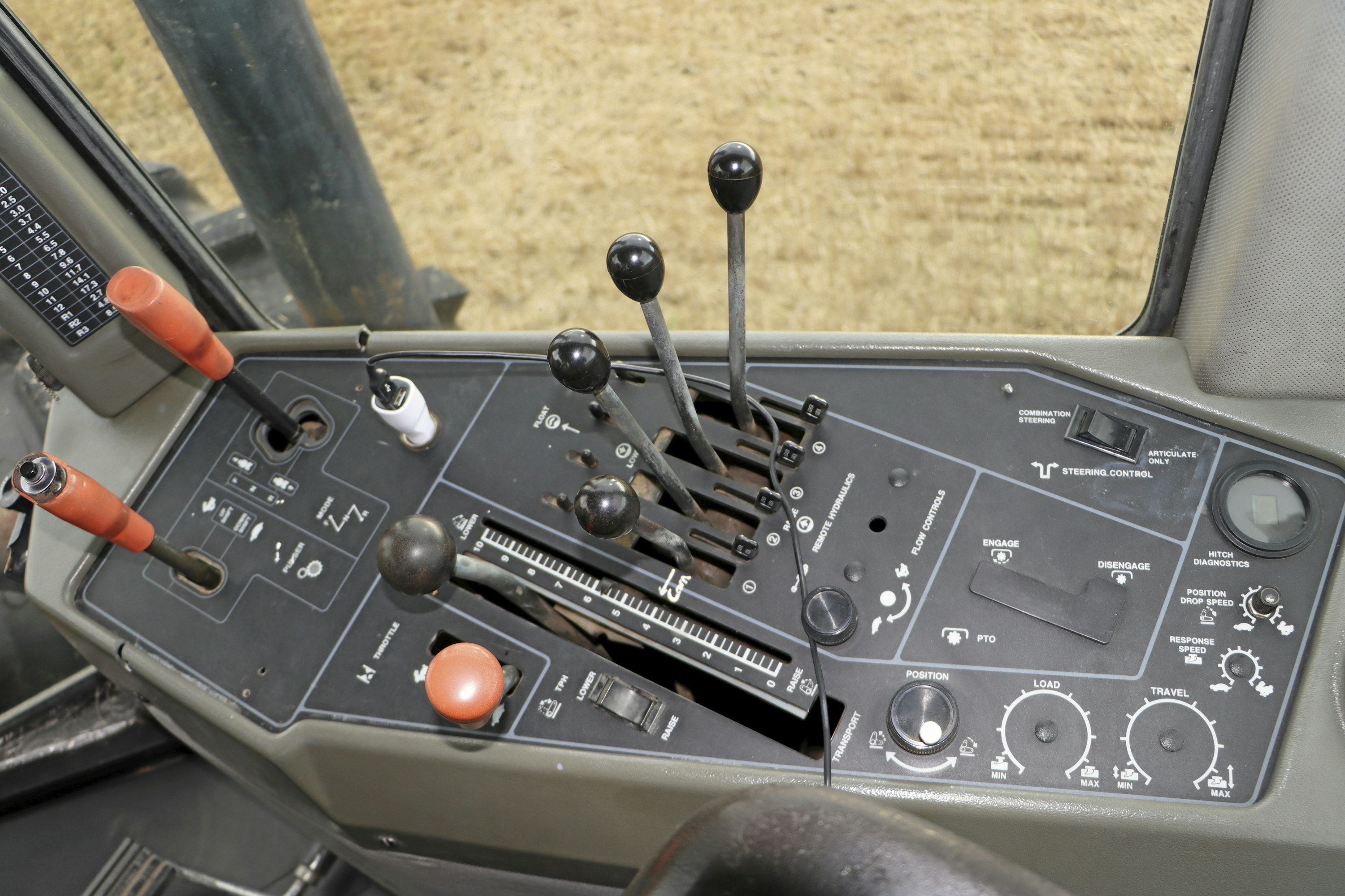 Hallintalaitteet on keskitetty oikealle. Suunnan- ja välityssuhteen oranssit vaihtovivut ovat etummaisina, kolmas oranssi on käsikaasu. Suunnanvaihtovivun nupissa olevalla painikkeella voidaan kevyessä vedossa hypätä yhden pykälän yli. Sähköisen nostolaitteen työsyvyys asetetaan vivulla, nousu ja lasku valitaan keinukytkimellä. Hydrauliikkavipuja on neljä.